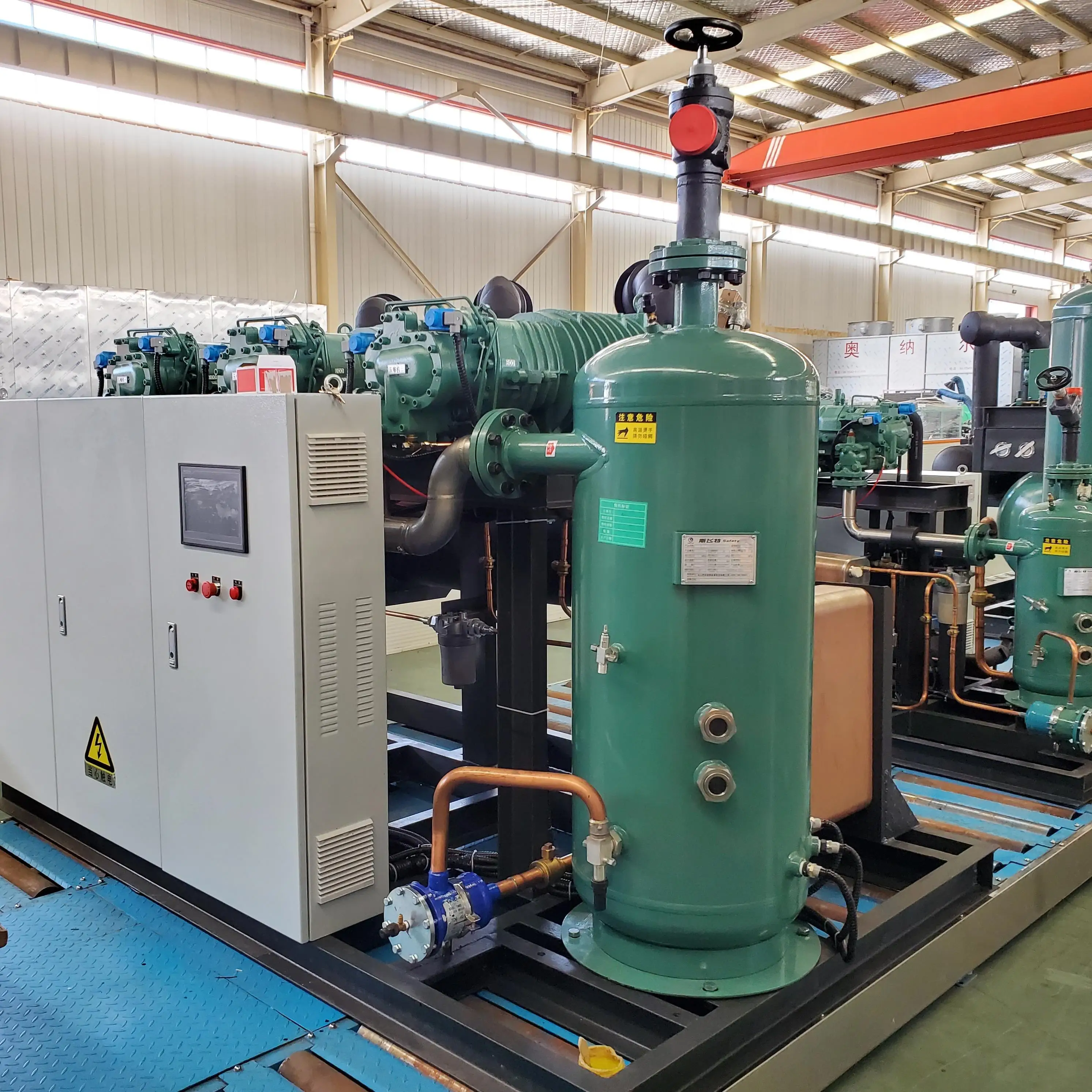 Frozen meat thawing chamber with efficient low temperature and high humidity control system