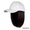 Casquette blanche + cheveux châtain foncé
