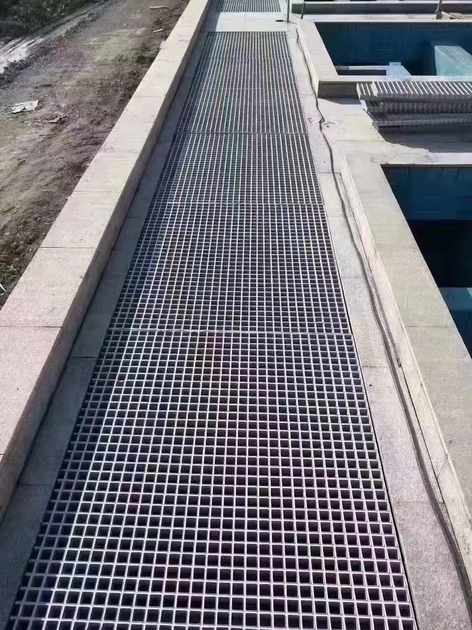 High Strength Lightweight Long Life Anti-Slip Gritted Surface Molded ...
