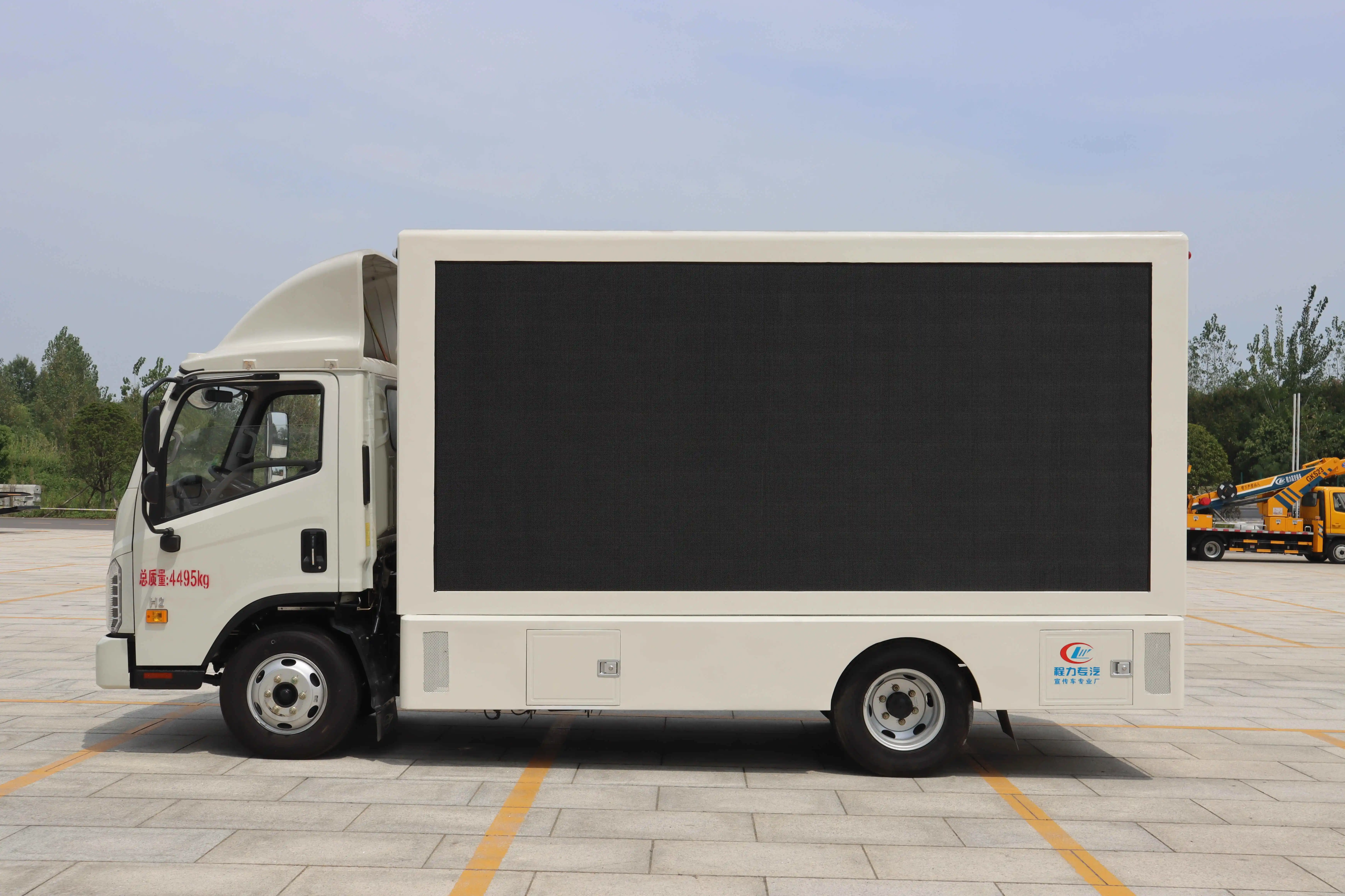 Foton SINOTRUK HOWO 4x2 Mobile Stage Advertising Truck P5 Full Color Led Screen for Live Broadcast