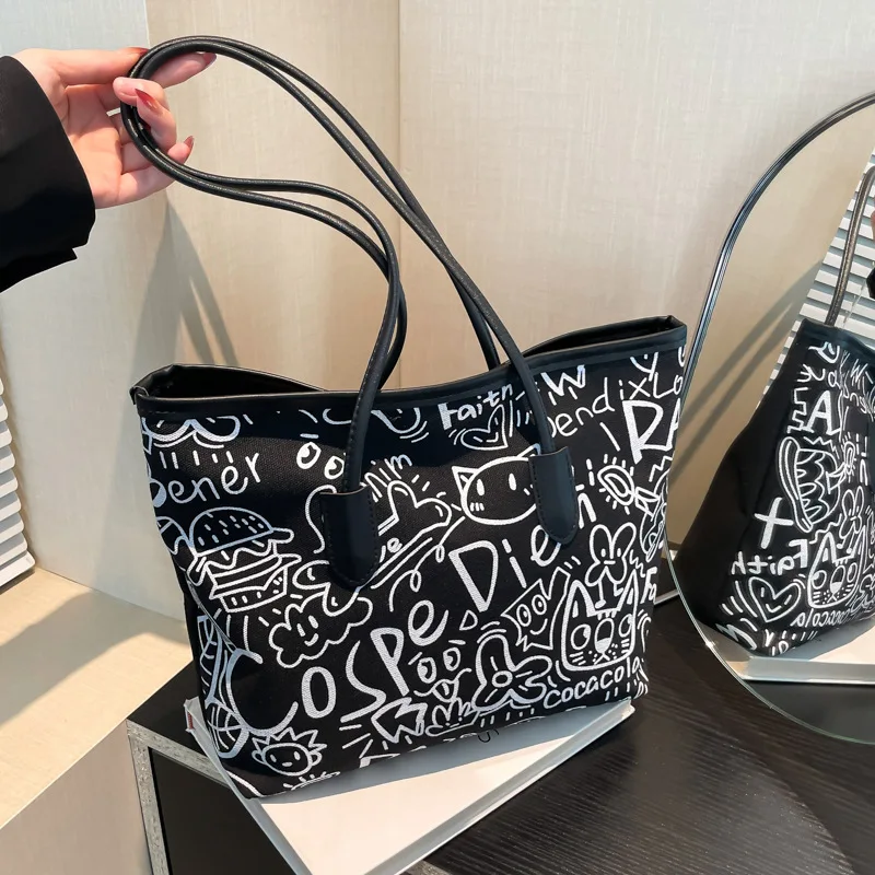 Fashionable Large Capacity Women's Graffiti Zipper Shoulder Bag Distinctive Casual Tote Bag for Students and Commuters