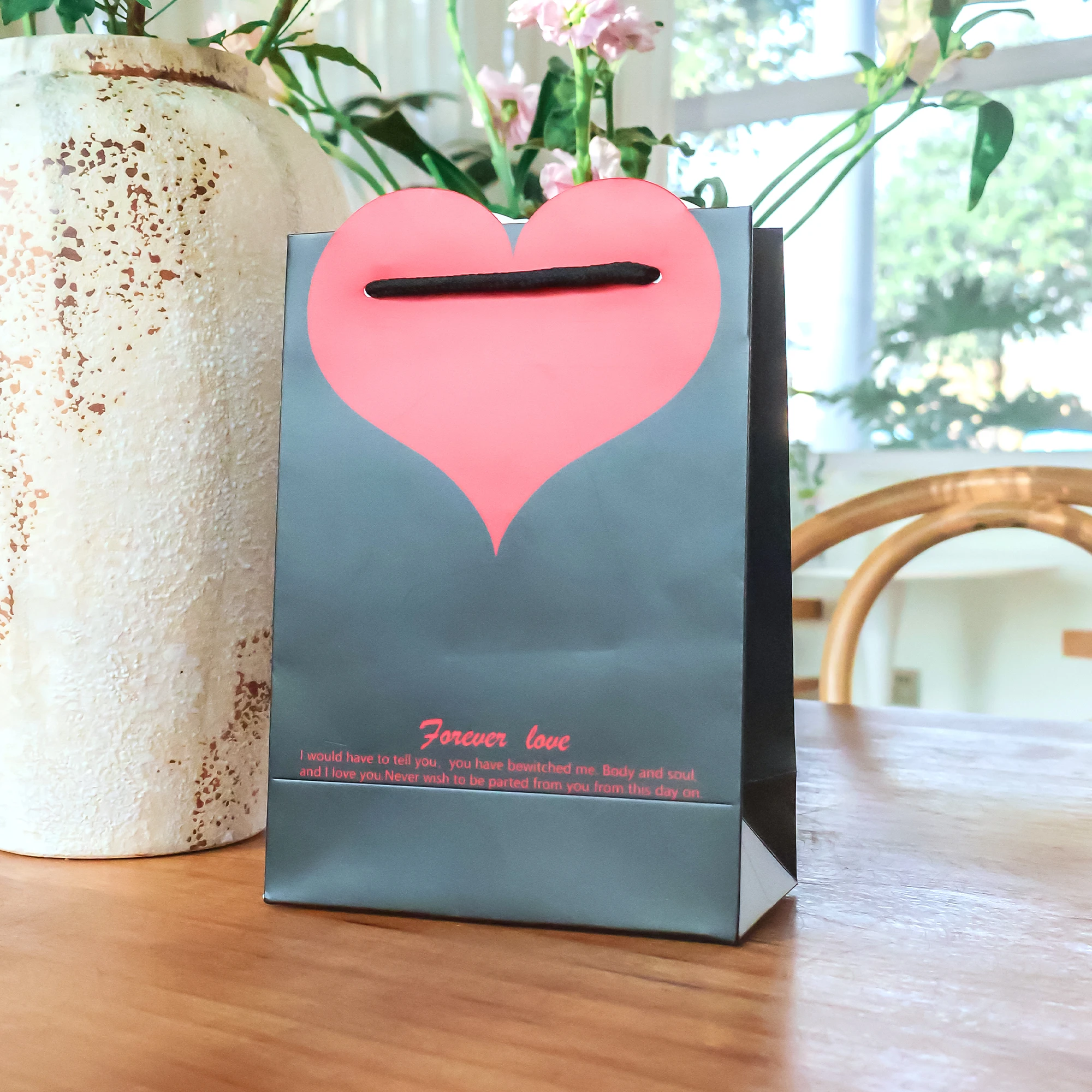 Eco-Friendly Biodegradable Recyclable Kraft Paper Durable Gift Packaging Bags Embossing Ribbon Handle Glossy Lamination OLANTAI