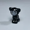 Pequeño gato negro de cara gris