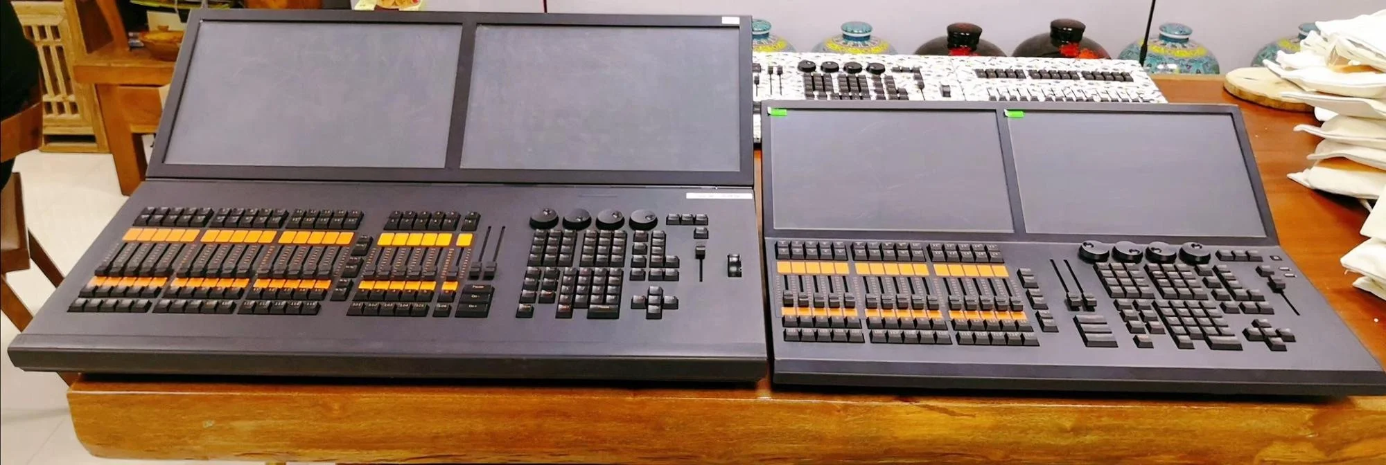 Onpc 2 Touched Screen Small and Cheap Fine Line Naughty Horse Stable Lighting Console