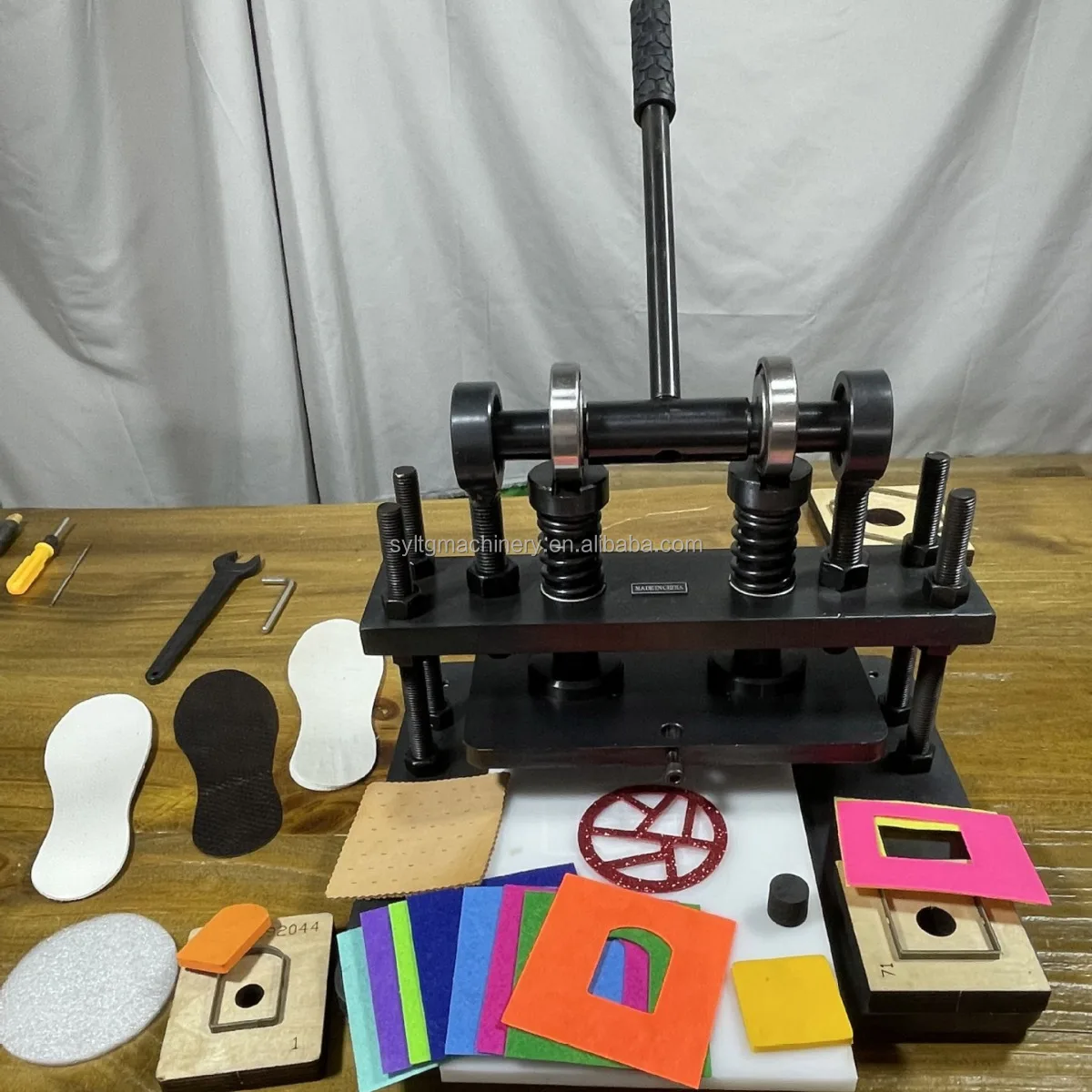 Manual Die Cutting Machine for Fabric, Leather & Paper - Semi-Automatic ...
