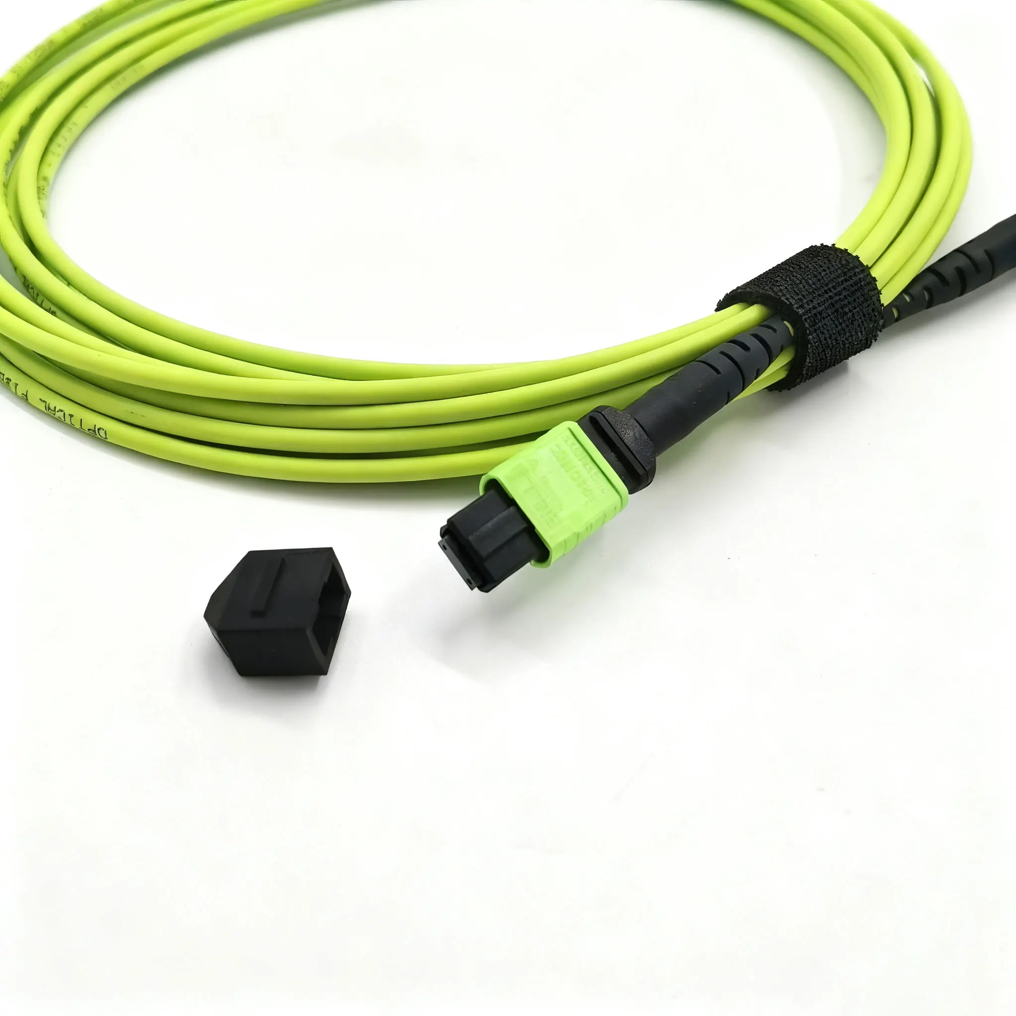 Icable yocingo lwe-fiber ephindaphinde kwi-MPO 12 i-core OS2 isingamode esikhulu sokubeka kwe-backbone esinomthelela wokuphakama okunzima, ubude obuyintsha, umsebenzi wokuphakama okuhle