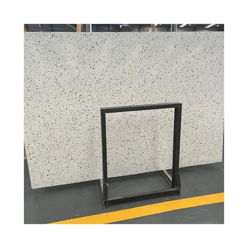 Lastre in pietra terrazzo bianca a basso costo per pavimenti e rivestimenti murali; piastrelle in terrazzo bianco personalizzabili per piani di lavoro