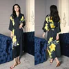 Fleur jaune à feuilles noires