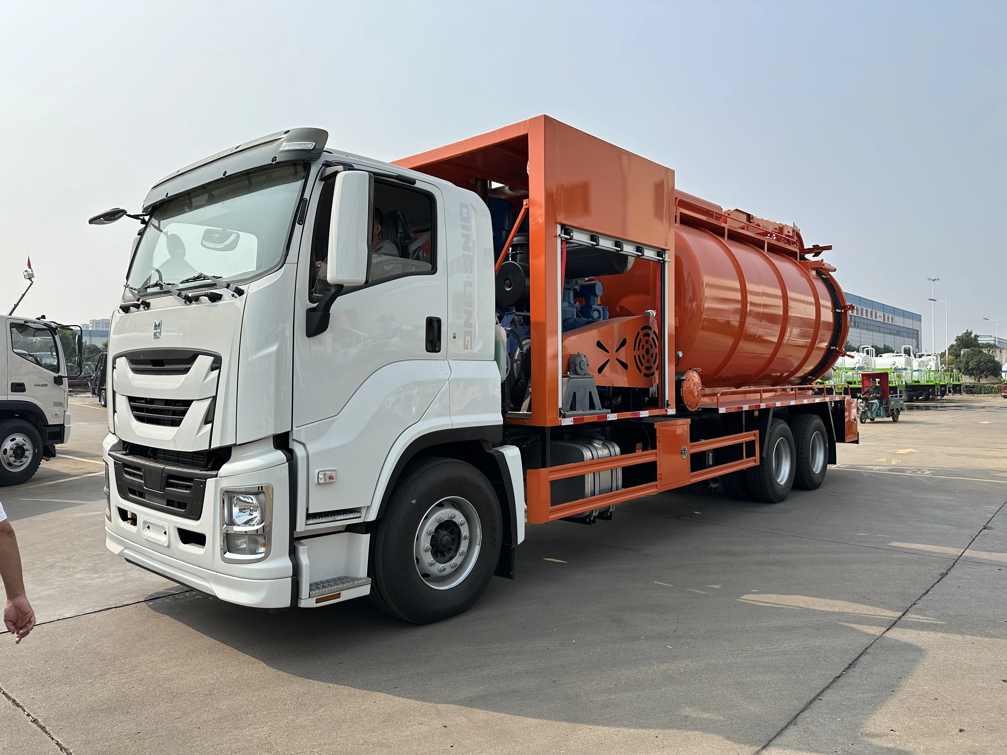 product isuzu 6x4 15 cbm vacuum tank vehicle diesel fuel sewage suction trucks with manual transmission-2
