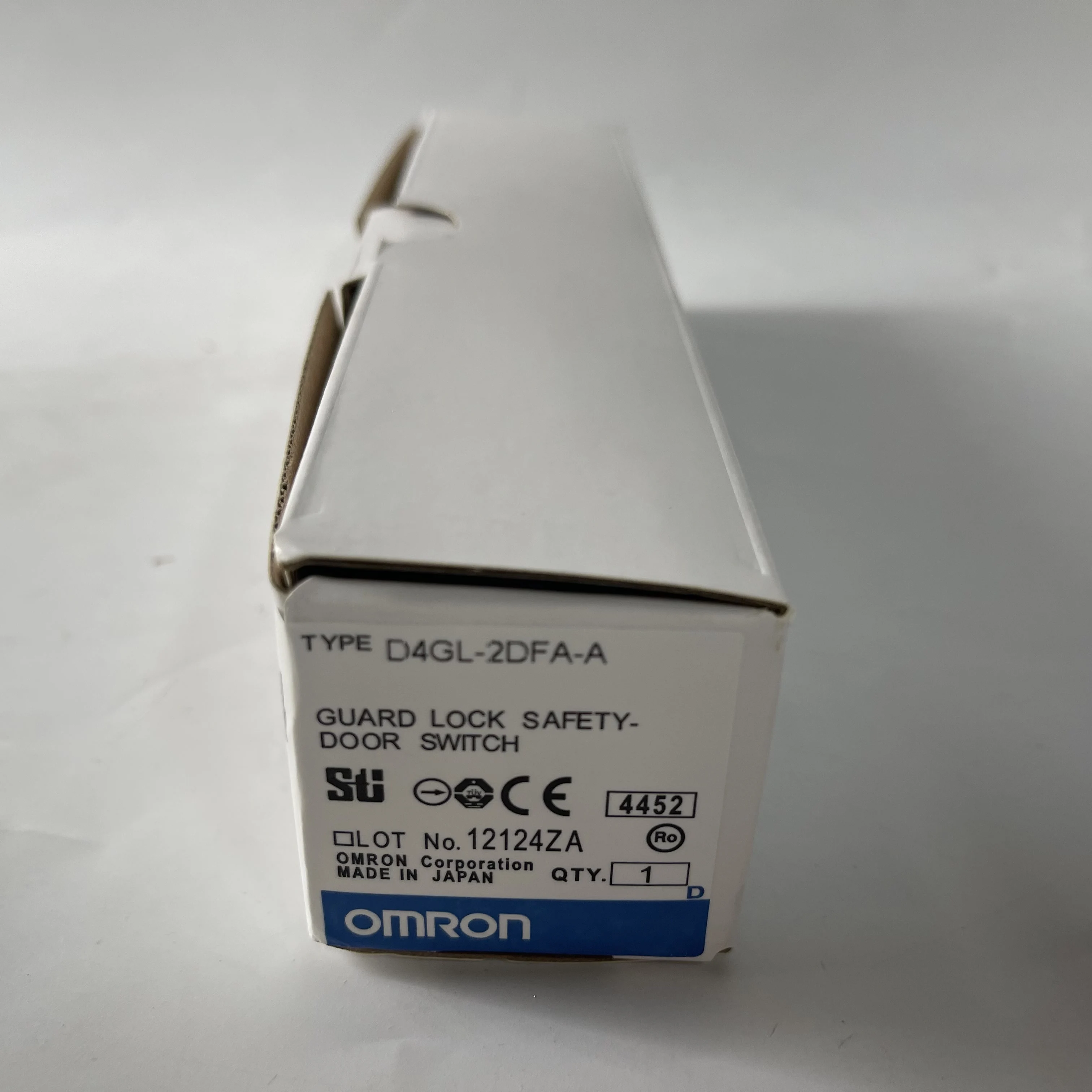 OMRON Guard Lock Safety Door Switch D4GL-2DFA-A OMRON Guard Lock Safety Door Switch D4GL-2DFA-A