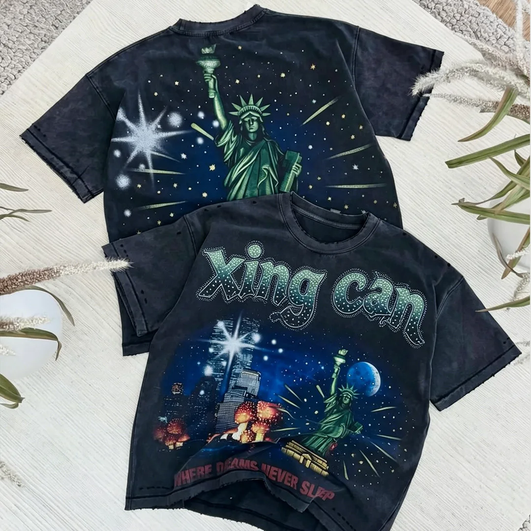 Spersonalizowany męski T-shirt amerykańskiego stylu ulicznego z efektem zużycia, krótki rękaw, nadruk postaci + litery z kryształkami, styl uliczny, możliwa personalizacja