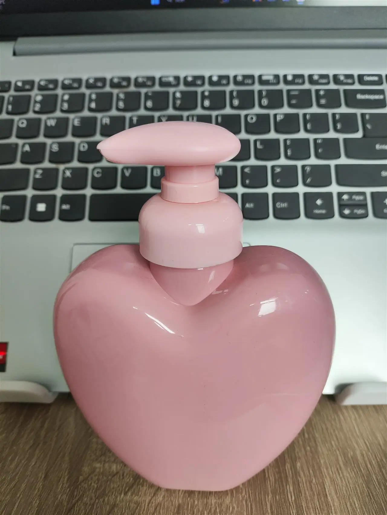 黒いハート型香水ボトル ピンクキャップ 黒いハート型香水ボトル ピンクキャップ 黒いハート型香水ボトル