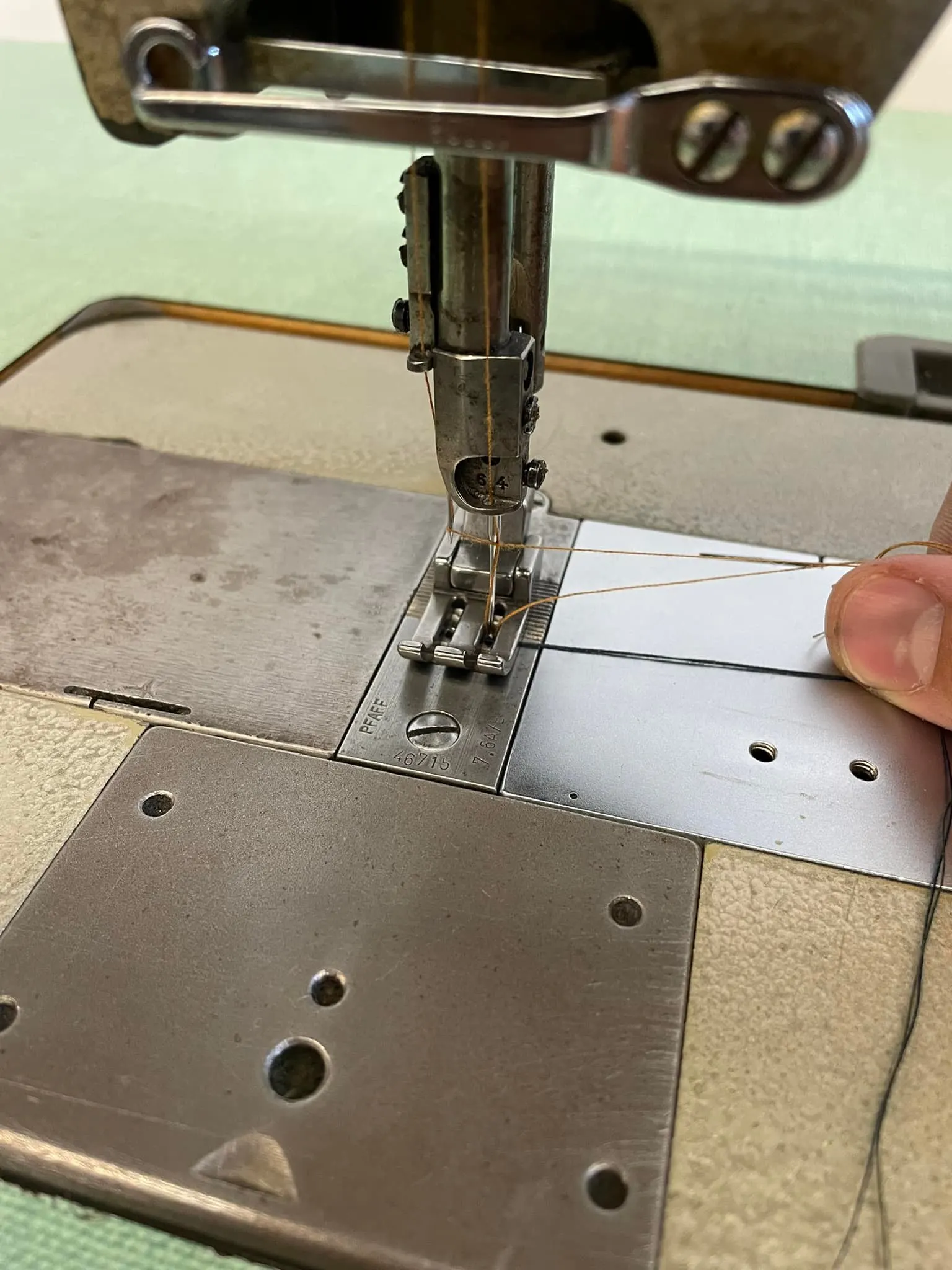 ドイツ製ブランドPFAFFダブルニードルスプリットバー工業用ミシン 