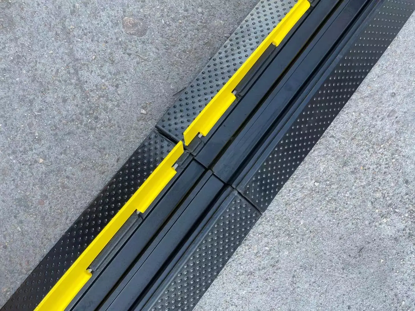 Rubber Pvc Drop Over Cable Ramp 2 Channel Ramp Protector Humps Covers details
