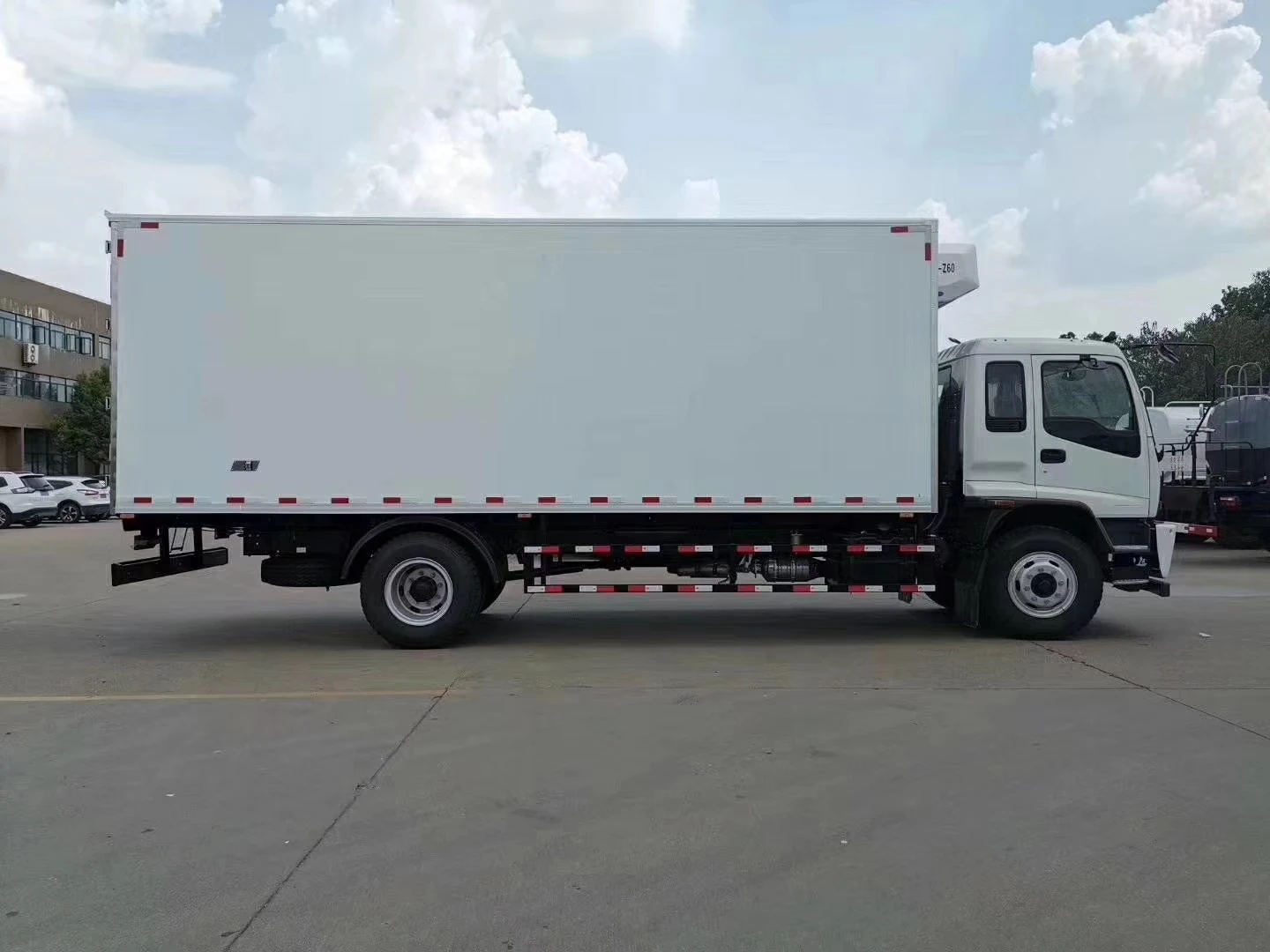 HUAYI 4x2 25m3 190hp Cold Chain Logistics Transport Refrigerator Truck New Condition Light Truck Left Steering Rear for Hot Sale