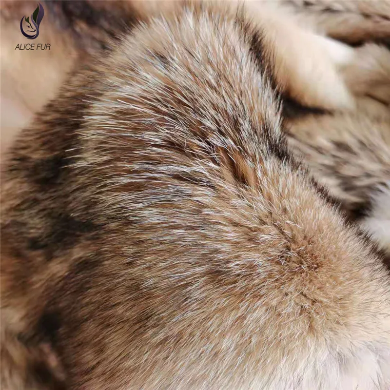 批发价格便宜的自然色真正的郊狼皮毛皮用于引擎盖装饰