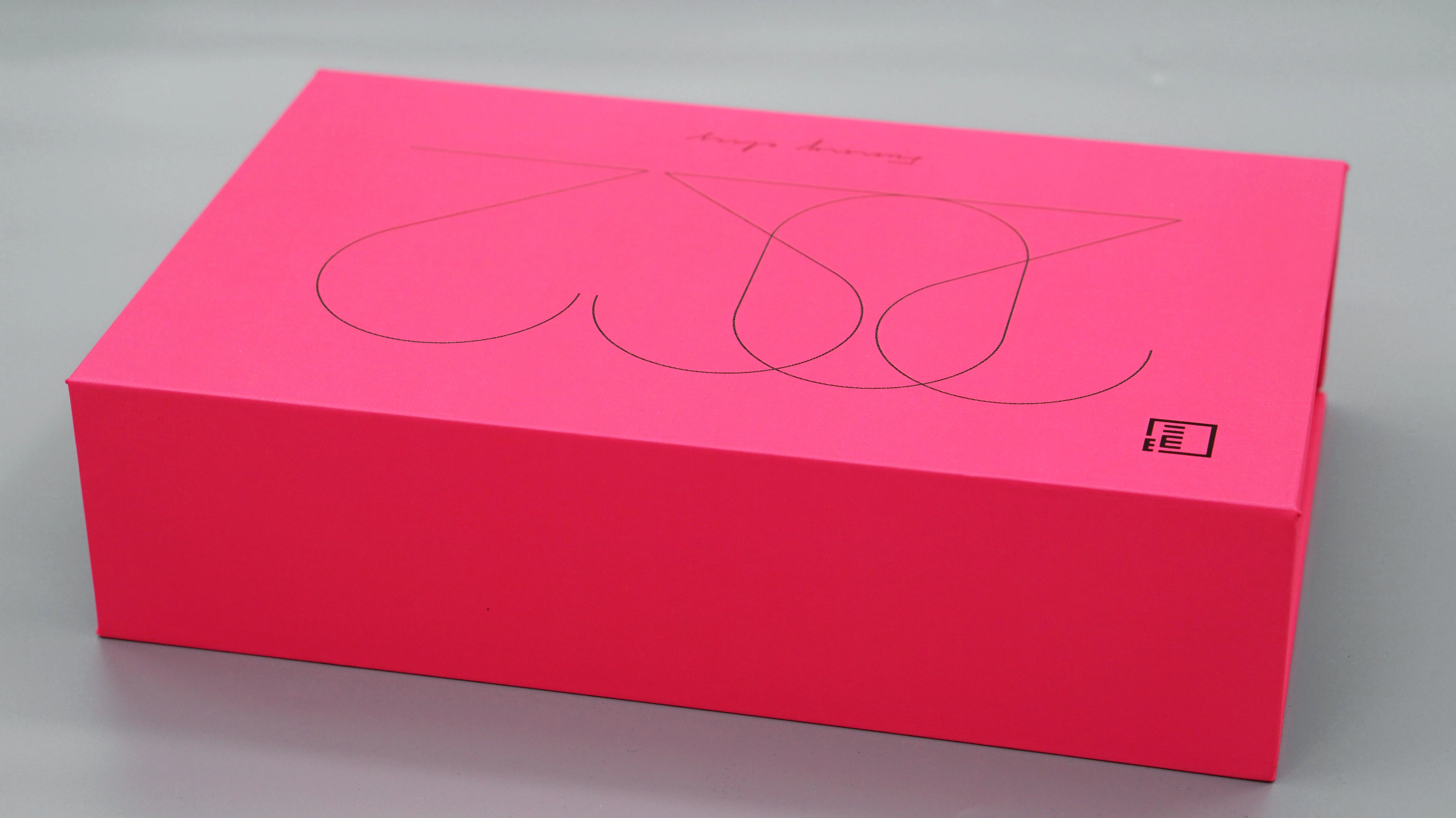 Custom Logo Kraft Paper Gift/Shopping Box with Quality Assurance Embossing Matt & Glossy Lamination Sponge Liner details