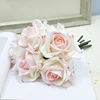 Rosa blanco con bordes morados.