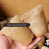 Peine de dientes finos para lavar el cabello.