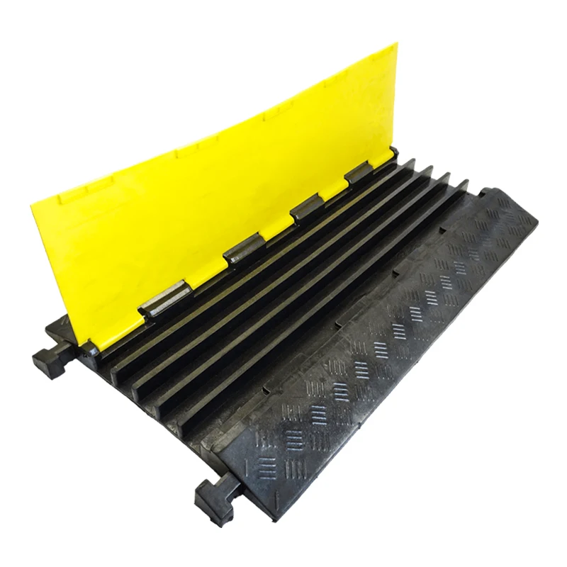 Mise en place et retrait faciles, protège-câble au sol pour chaussée en caoutchouc 5 voies 900*500*50 mm avec couvercle jaune en PVC