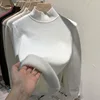 Polar blanco con cuello alto.