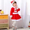 Gril con cappello, vestito e cintura
