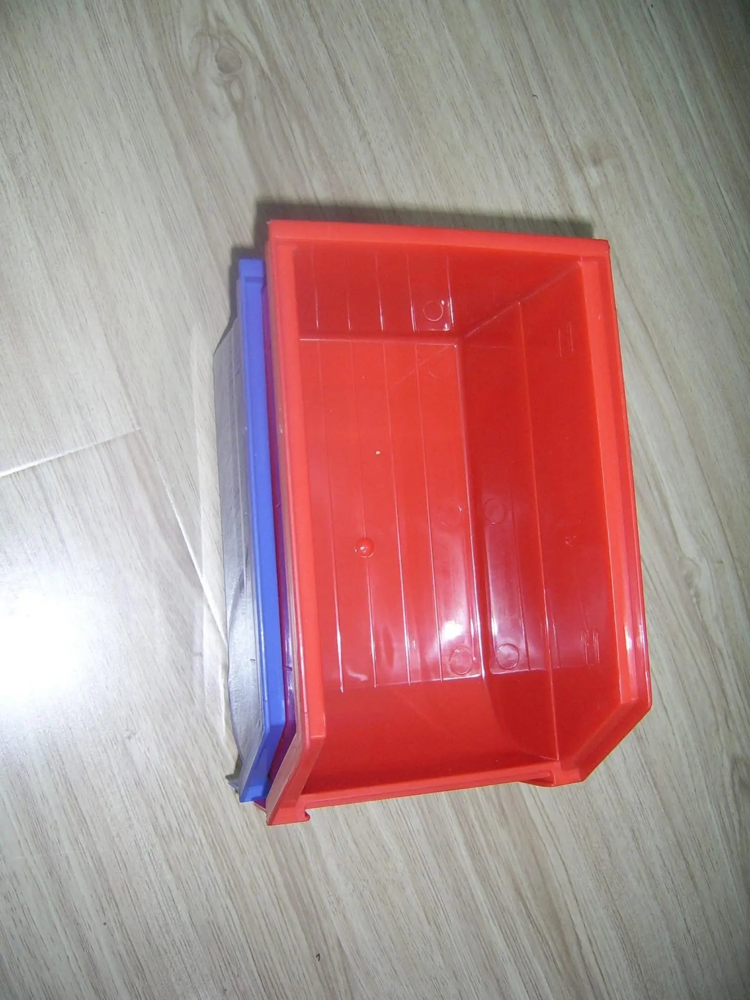 Plastic  bin (122)