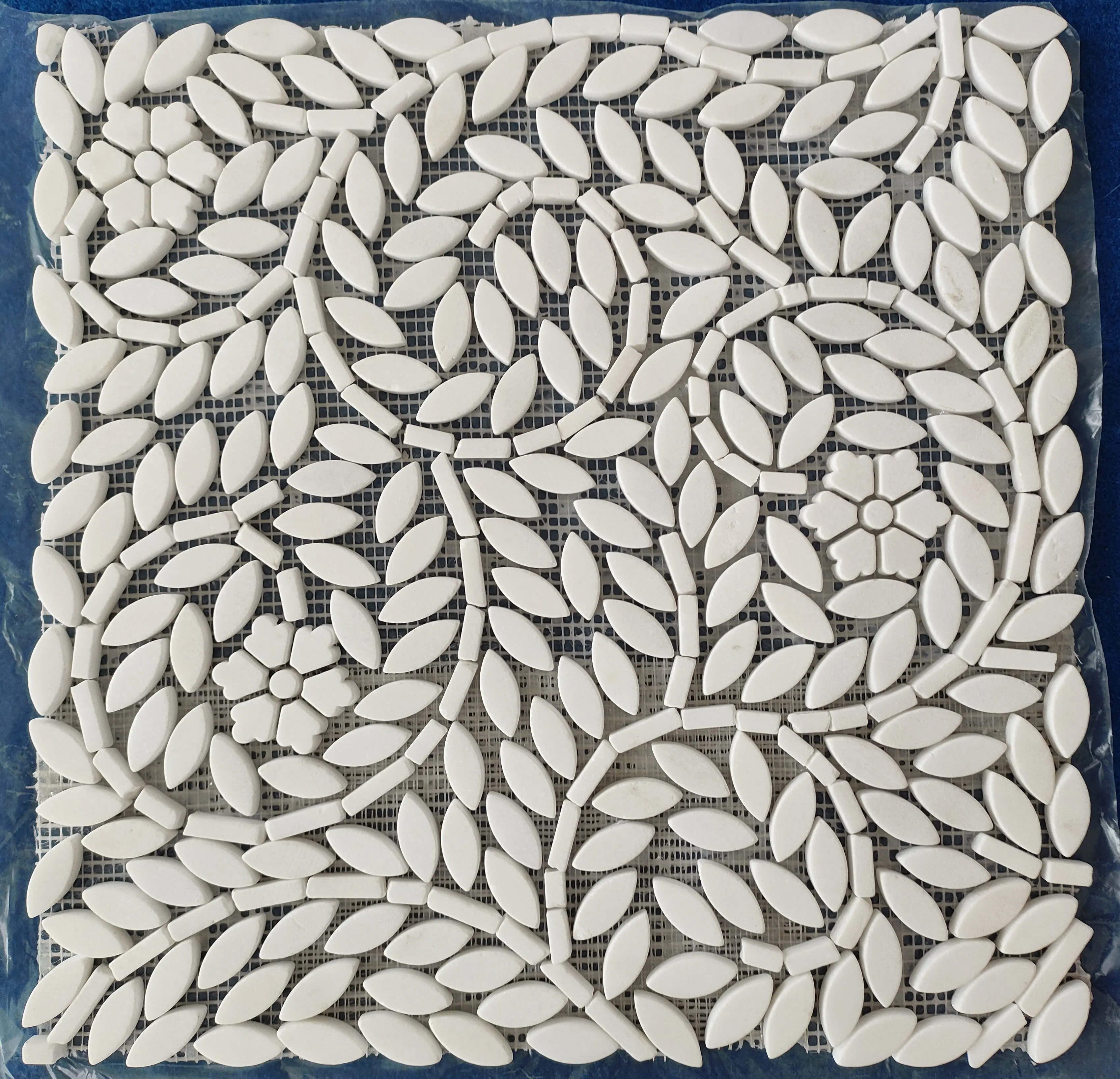 Wonderful Flower Stone Mosaic Art Design for Kitchen Pool Living Room and Interior Wall Decor Resin and Marble Material Tile