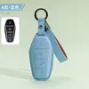 Bleu lac, un style avec bretelles.