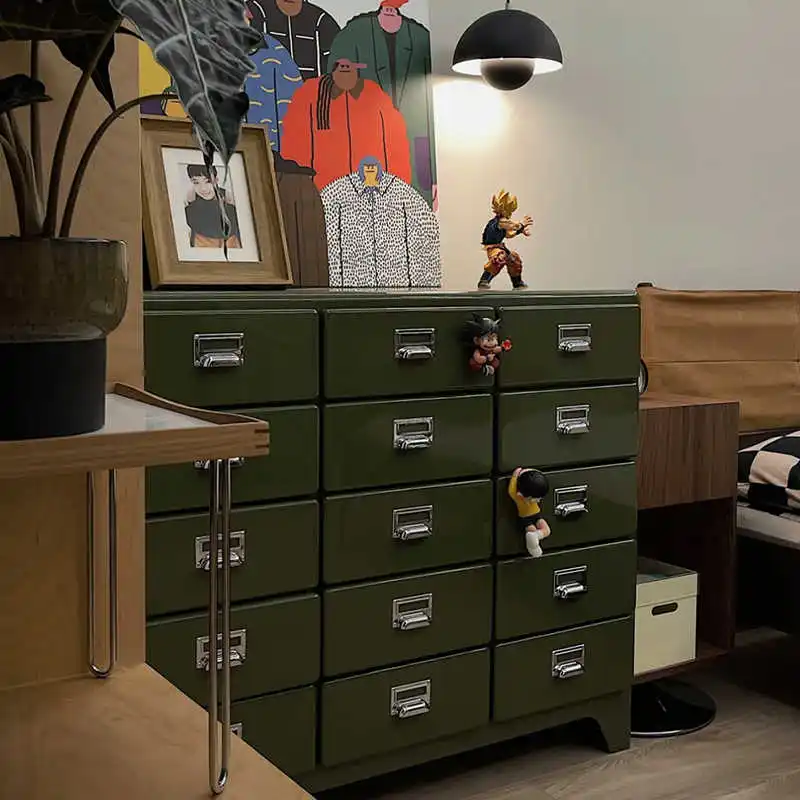 Jekleni nočni stolček za spalnico z omaro po meri OEM/ODM kovinski nočni mizici za domačo dekoracijo