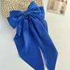 Pinza de cocodrilo azul zafiro.