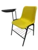 Chaise d'école jaune, tablette, livre, panier.