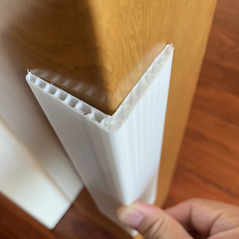 Напечатанный на заказ 90 градусов Corflute Correx гофрированный пластиковый лист стол настенный край Угловой