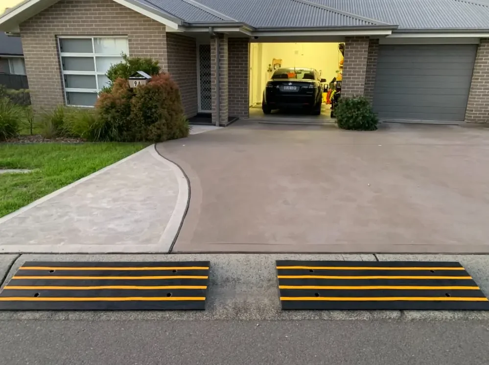 Heavy Duty Rubber Speed Bump Threshold Driveway Curb Ramp for Cars Trucks Scooters Bikes supplier