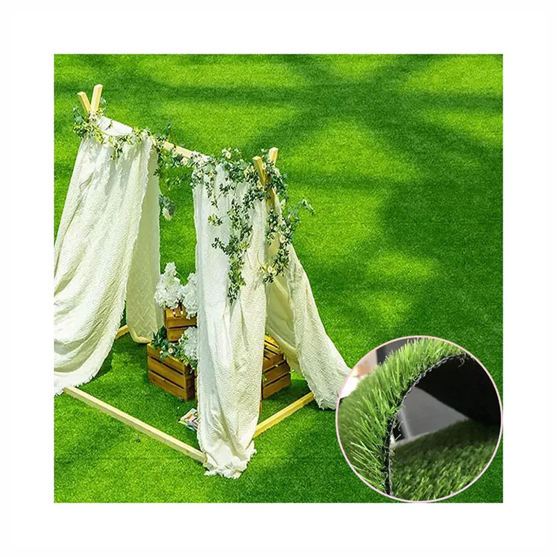 Környezetbarát világoszöld színű gyepszőnyeg műfüves kerti táj műfüves esküvői dekoráció