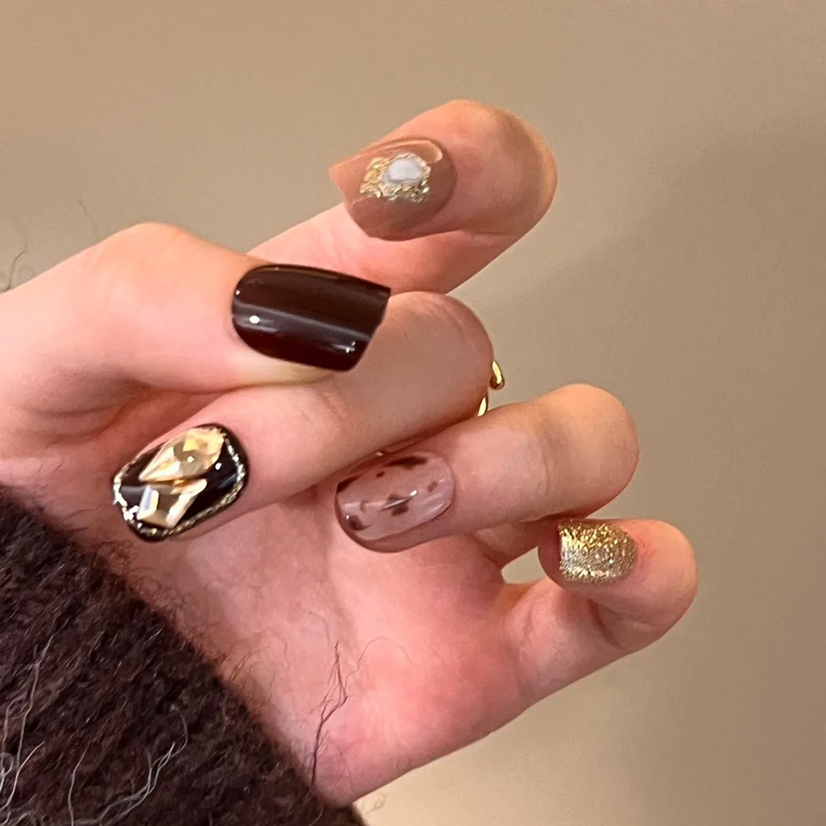 Sparkling Burgundy Accent Nails That Shine