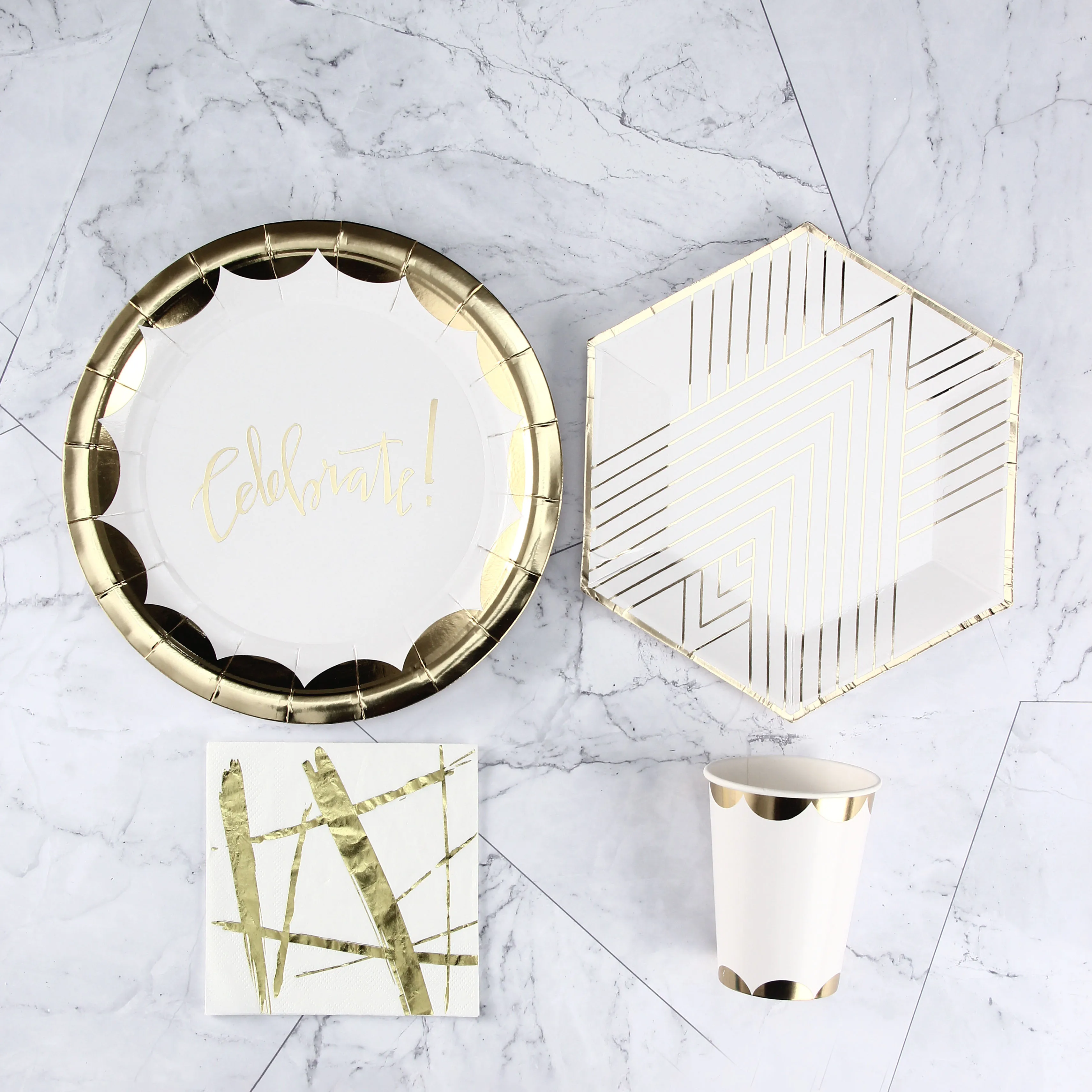 Decorações de utensílios de mesa descartáveis Degradáveis com tema branco e  dourado, pratos de papel redondos e hexagonais com listras douradas,  guardanapos| Alibaba.com, image size:3422x3422