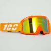 Gafas rojas con montura naranja.