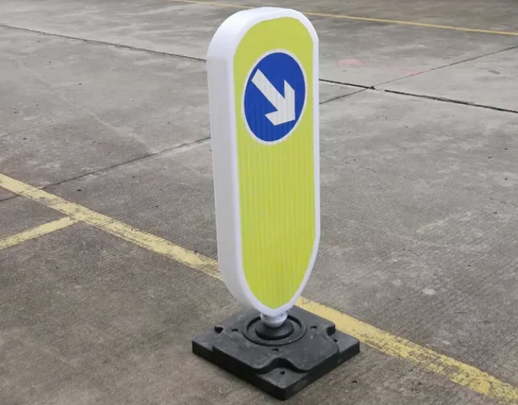 New UK Replaceable Plastic Road Safety Warning Signal Board Delineator Panel Traffic Bollards with Rubber Base manufacture