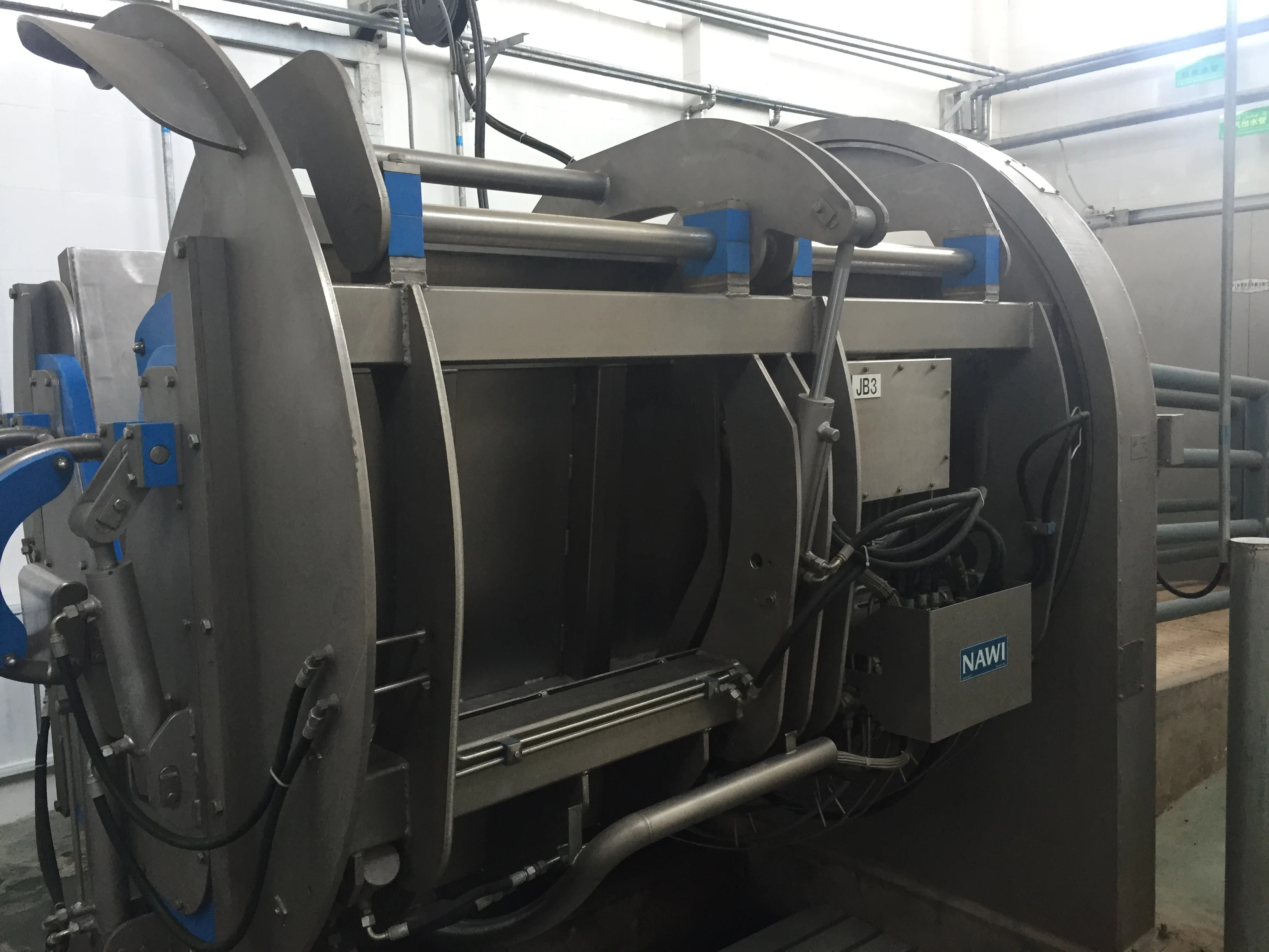 Halal slaughtering automatic cattle restraint box