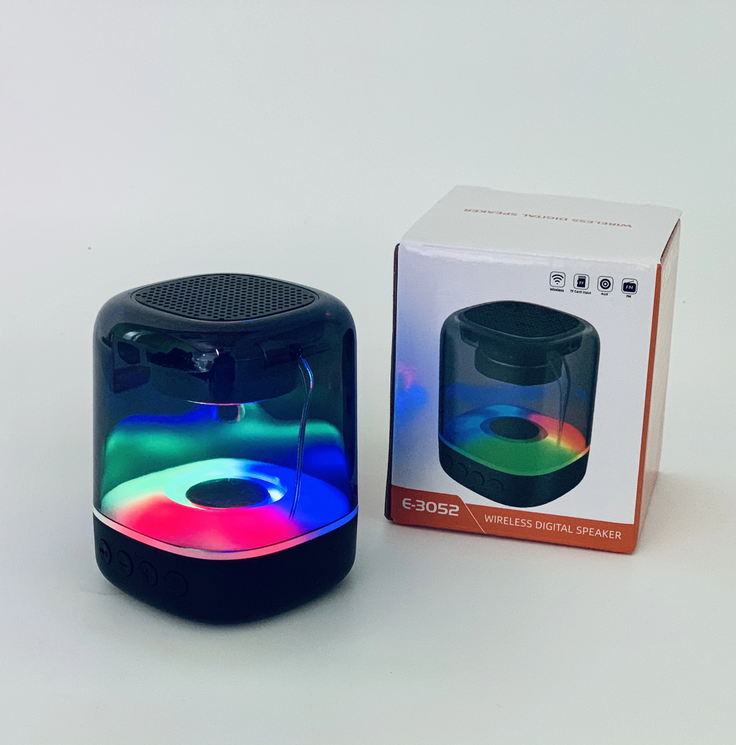 SWAROVSKI × シェラトン Bluetoothスピーカー SWAROVSKI】超美品☆スワロフスキーキラキラBluetoothスピーカー