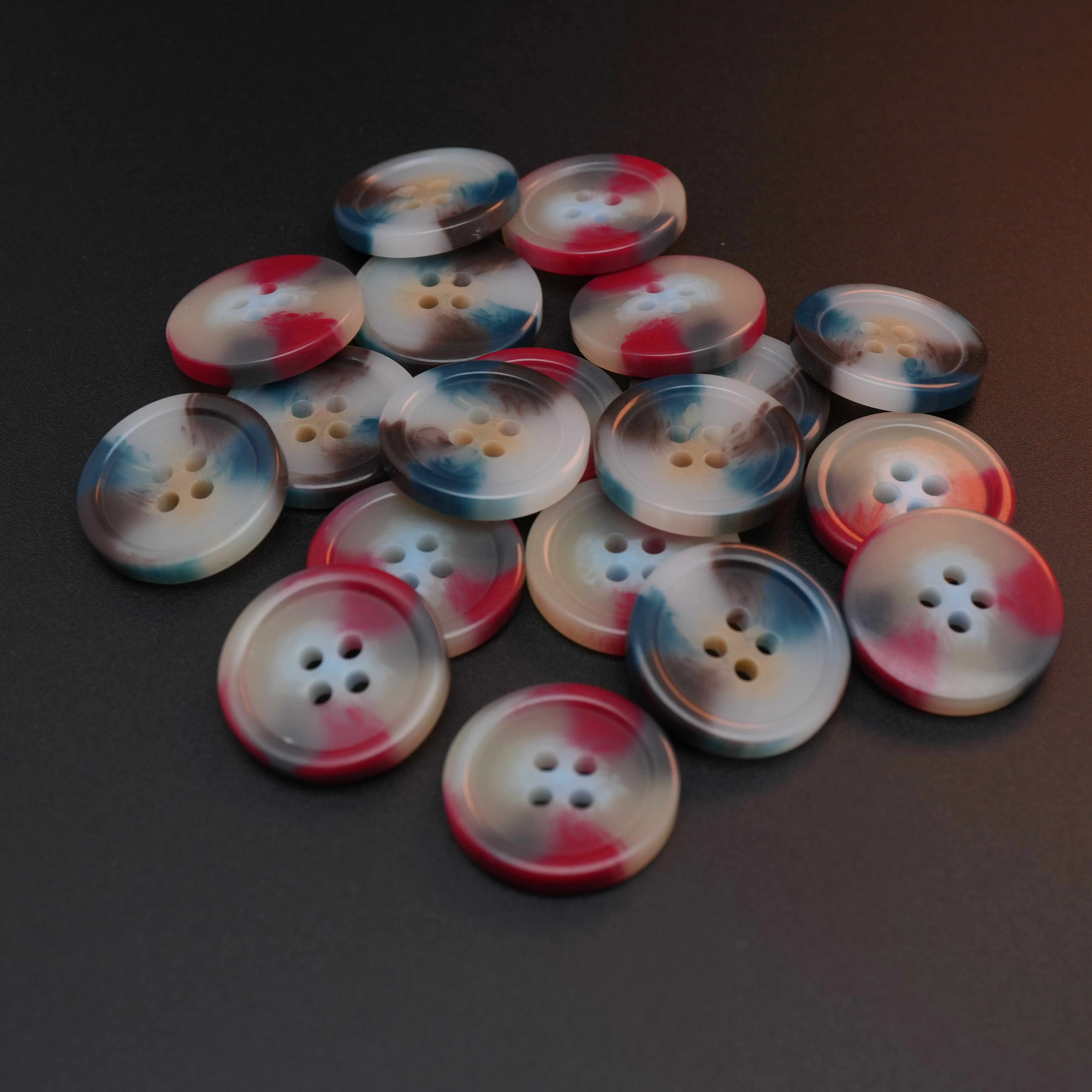 Оптовая продажа цветные полимерные пуговицы с 4 отверстиями модные и горячие продажи для одежды полированный стиль