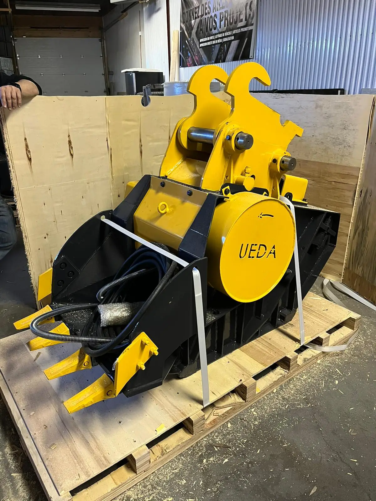 掘削機が花崗岩とコンクリートブロックを破壊クラッシャーバケット破砕