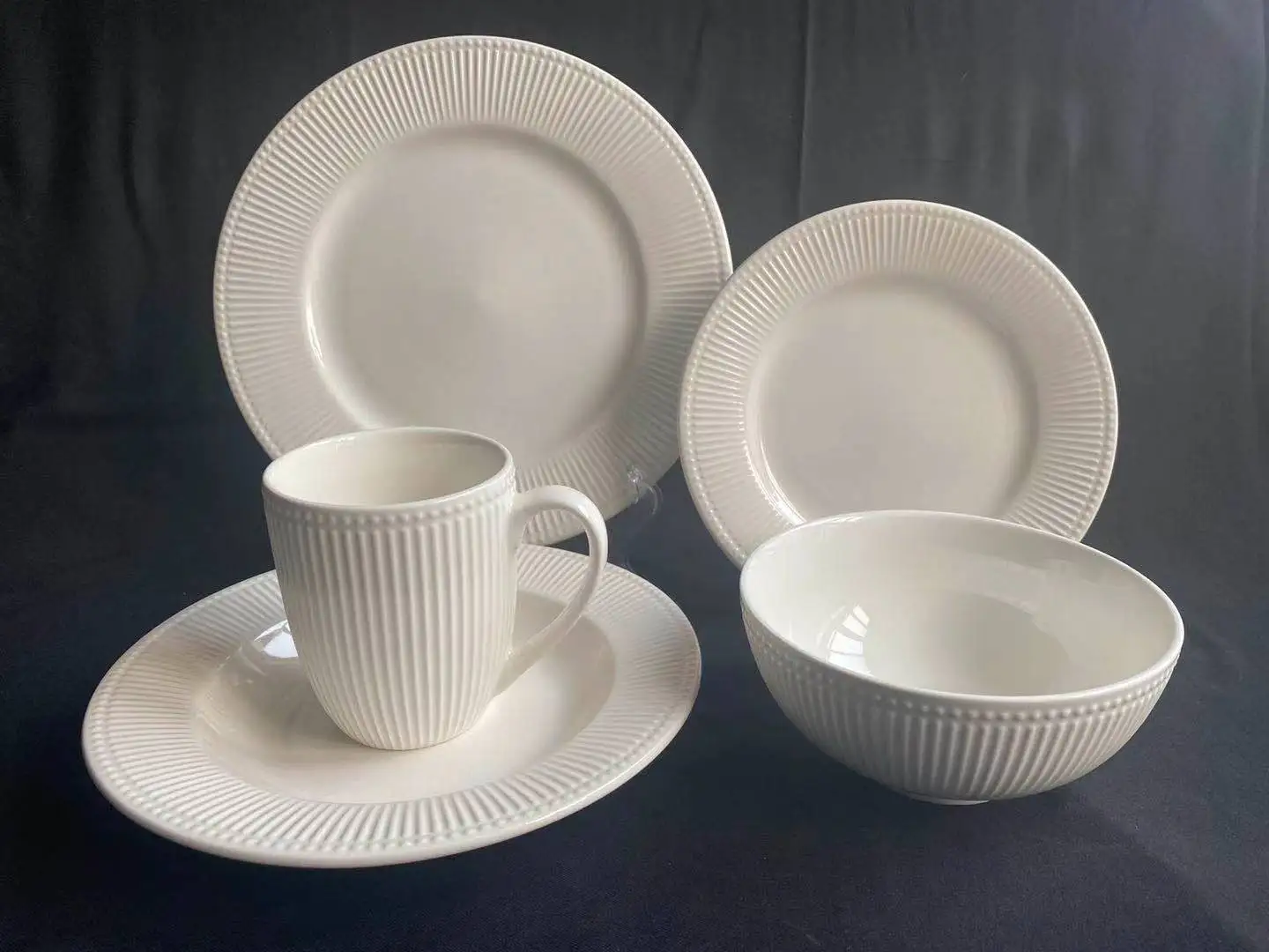 Cheap Wholesales Porcelain Tableware Set Crockery Embossed White Ceramic Dinner Set