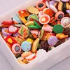 Artículos mixtos de dulces y juguetes.