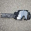 Lunettes noires à monture noire
