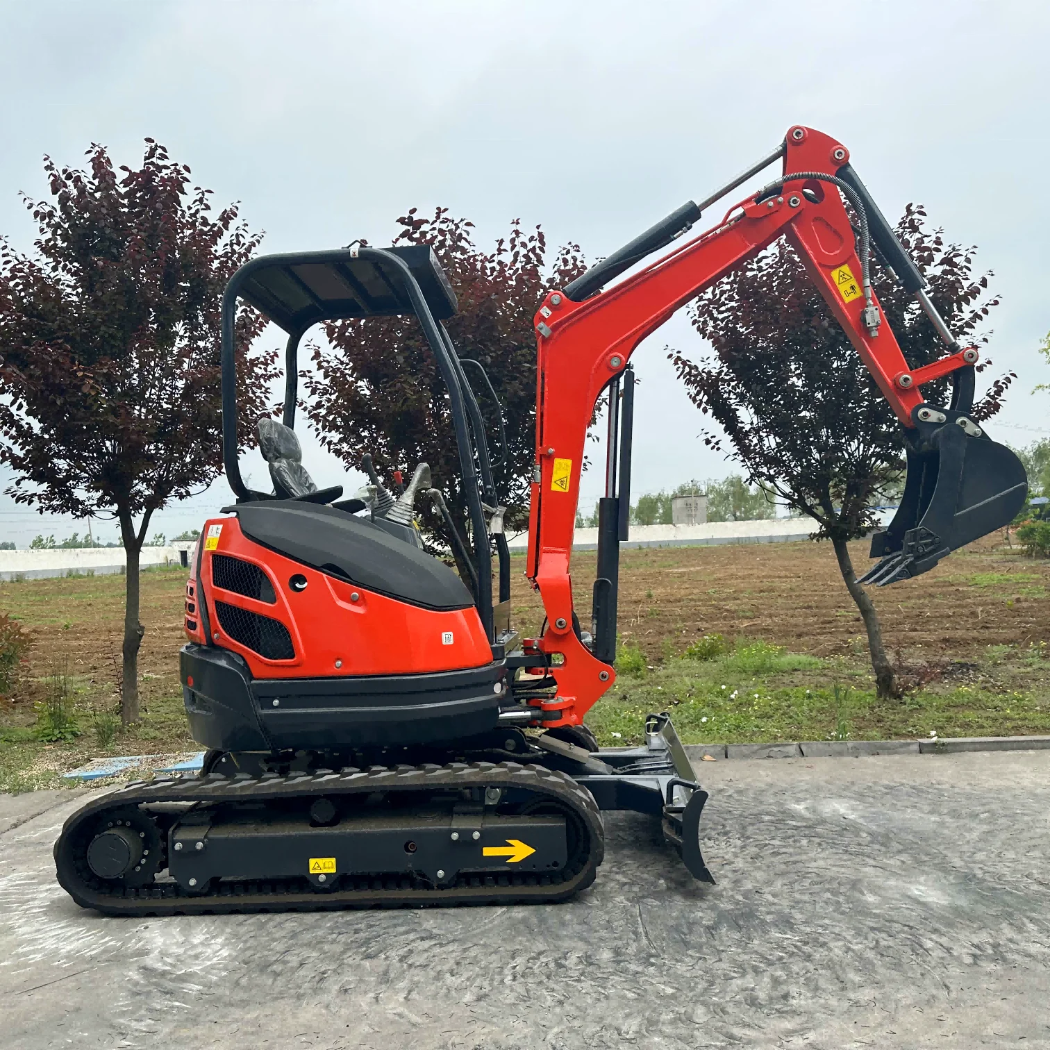 QILU Support Customized Hydraulic Mini Small Excavator Crawler Digger High Operating Efficiency Machine