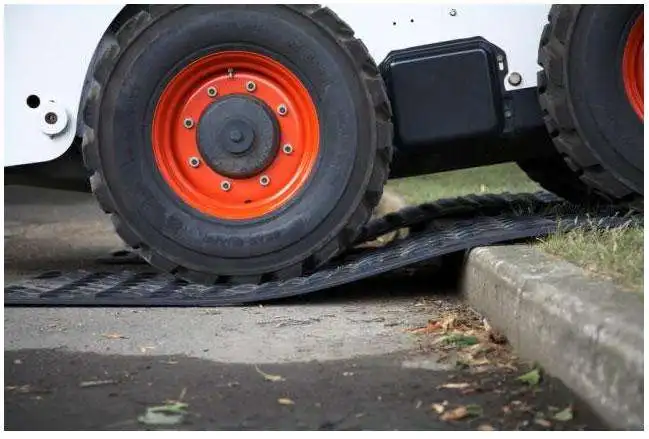 Heavy Duty Speed Bumps Ground Guard Temporary Road Mat for Construction Truckway factory