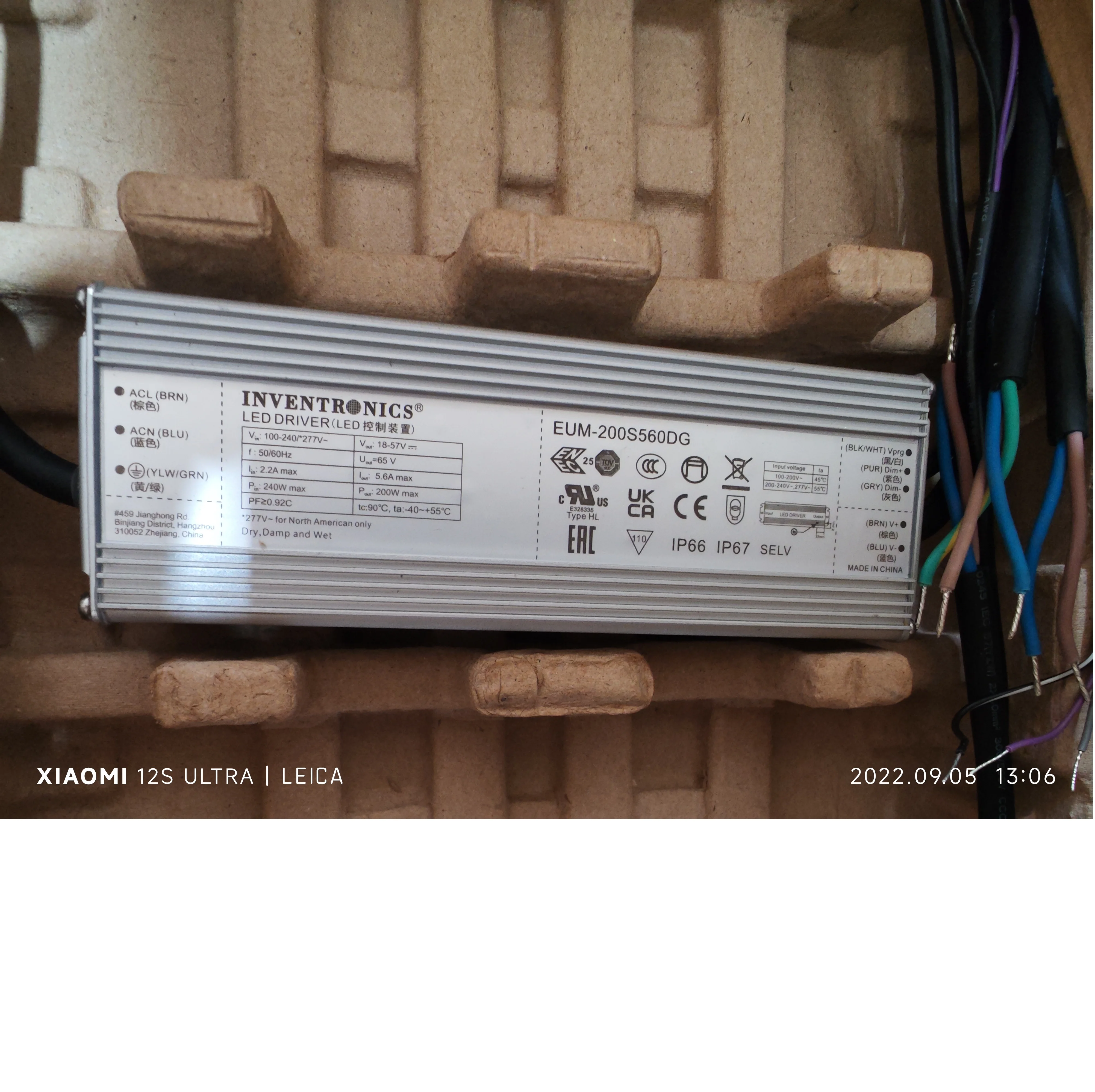 INVENTRONICS EUM-200S560DG LED Netzteil 200W - 18-57V IP66/IP67 Für Außenbereich