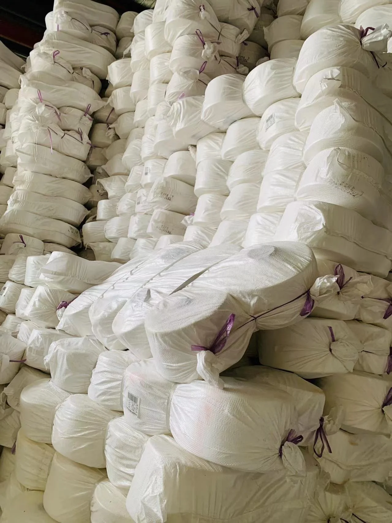 460 Tex White Beige Green Fibrillated And Twisted Pp Weft Yarn Applied To Carpet Backing